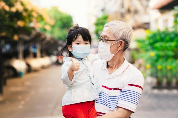 Comment prévenir et gérer les conflits avec la faune locale lors d'un camping en Afrique?